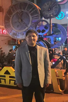 栏目主编：郑海文